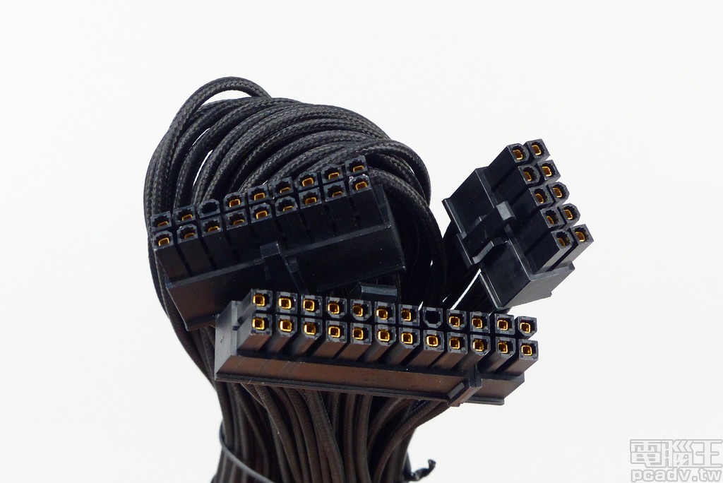 ATX 20+4pin 線材採用 CableMod 版本，各線採用獨立傘兵繩包覆