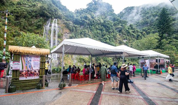 【烏來老街原住民表演！】微光聚星原夢烏來，挖掘原住民奇才，每週日限定表演，好吃好玩免費拿，消費滿３００元更有摸彩活動及高級溫泉飯店休息券～