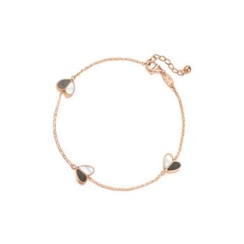 18K紅色黃金心形手鍊，配上黑白雙色珍珠貝母混搭，帶出小心思。