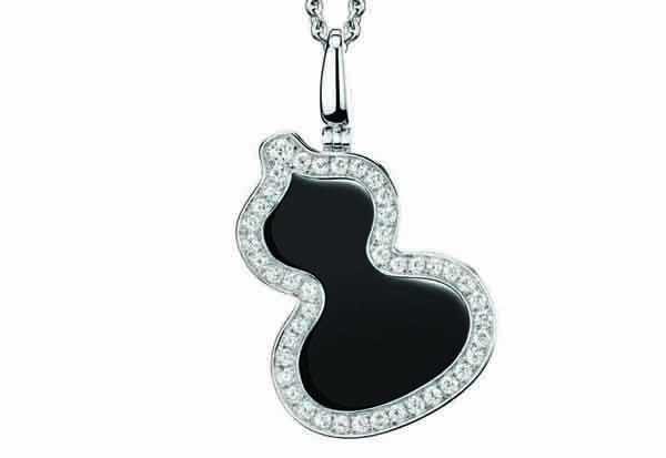 Qeelin「Wulu系列」18K白金、鑽石和縞瑪瑙黒色吊墜╱188,000元（圖╱Qeelin提供）