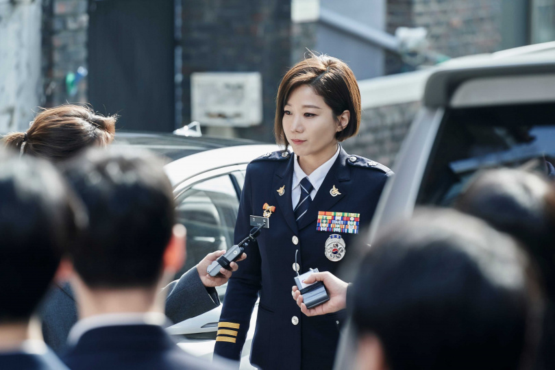 全慧珍飾演的警察廳情報部長，為了讓警察調查權獨立不惜炒大事件，令檢方頭痛不已。（圖／Netflix提供）