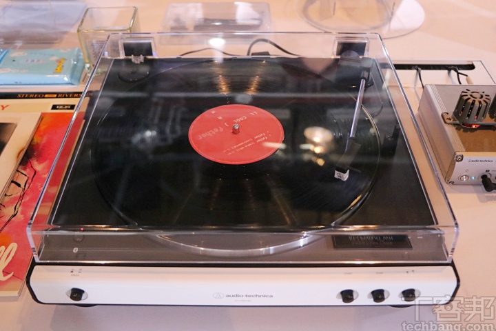 對於黑膠產品來說，AT-LP60XBT WH 無線全自動唱盤是過去 AT-LP60X 唱盤的衍生機種，鋁合金壓鑄成型唱片轉盤、內建PhonoEQ 唱頭放大器，可自選 Phono 或 LINE 輸出，且支援高音質低延遲的 aptX 編碼。