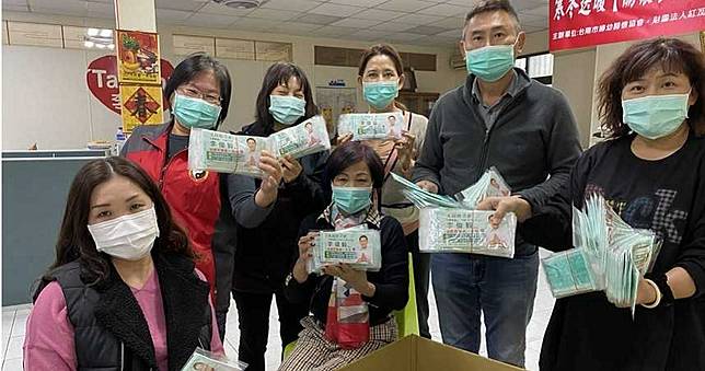 不滿商人哄抬　李俊毅免費發放萬個口罩