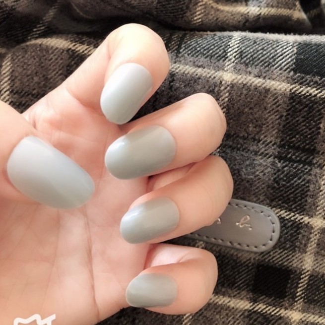 美甲工具： 材質：ABS樹脂 規格：24片/盒 貨源：公司貨 產地：中國 保存期限：5年 *注意:指甲生產出來是一版整條,工人要一個個掰下來,指尖是連接處,掰下來的時候會有缺口或者多一點,介意的請先考