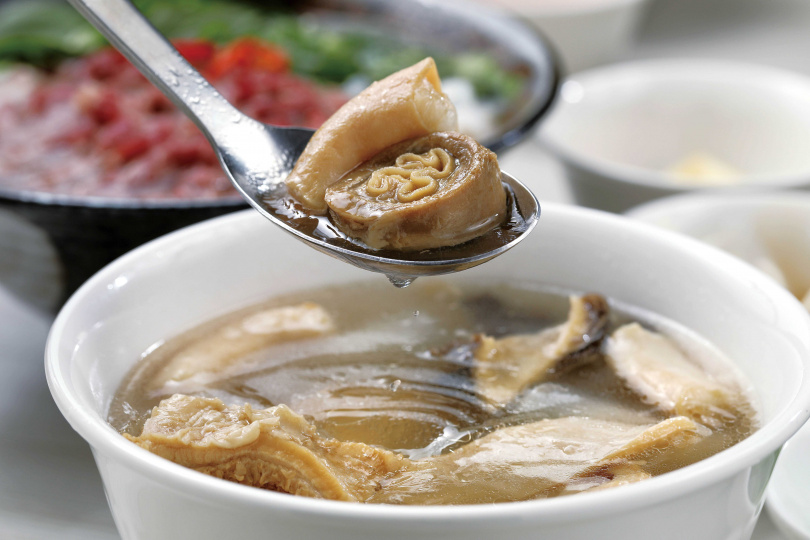 招牌「牛雜湯」搭配甘甜鮮美的清澈湯頭，愈吃愈香。（120元）（圖／于魯光攝）