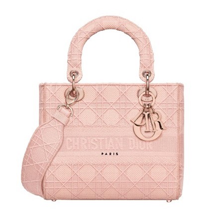 全新真品Dior Lady Dior 中款 LADY D-LITE 袋紅木色 Cannage 藤格紋刺繡Lady D-Lite包款完美體現了Dior品牌的優雅和美感。這款雋永的作品充滿柔美精緻魅力，洋溢時尚氣息。紅木色籐格紋圖案刺繡，正面點綴「Christian Dior」logo，締造出一眼可辨的單品。玫瑰金色金屬「D.I.O.R」吊飾為造型增添亮色。中型包款搭配可拆卸全刺繡寬肩背帶。紅木色籐格紋圖案刺繡 可拆卸刺繡寬肩背帶內部拉鍊口袋和平袋 可手提亦可肩背或斜背尺寸：24公分 x 20公分 x 11公分 配保護袋義大利製造 100% 專櫃真品保證 溫馨提示※蝦皮商城依平台規範須提供15天鑑賞期,並由賣家負擔退貨運費。※彩妝保養類商品除特別註明之即期品外，效期皆為一年以上※鑑賞期不等同試用期。退換商品須為全新未拆封未使用狀態。如商品無法恢復、包裝遭毀損、包膜封條遭開封、或已使用過，將不受理鑑賞期退換。※本商品如有標籤毀損或配件、贈品缺件或保護膜撕開情形，將無法退換，敬請見諒！※本公司商品來自直營店、官方品牌代理商。※高價預購商品為客製化訂單購買前，請前往專櫃確認是否是您需要的商品。※商品附件: 均為專櫃品牌所附物品原配物件 如卡.防塵袋等各別品牌附件有些不同 項目依專櫃原附為主 ※100%專櫃真品保證※因測量方法不同，商品若存在 1 至 2 公分誤差，恕不視為瑕疵※商品顏色均以專櫃實品為主。色差與尺寸不符預期等問題不屬於瑕疵範圍內 謝謝您的體諒與配合。寶思精品 商城正貨保證蒐羅全球精品，早於代購折扣。我們提供商品均為100%專櫃原裝進口，並可享有業界唯一120天商品保真追溯期 (非鑑賞期)。商品無論是否使用過，只要經由司法單位保智鑑定為偽品，一律退款並賠償商品購入價2倍金額。我們能提供以上保證，是因為我們在採購前端僅向國外單一精品百貨及品牌進貨，並希望在假貨充斥的市場給到顧客上網購買的安心選擇。商品出貨時，都經過防偽設計錄影及攝影，請有心人士勿嘗試以假換真。