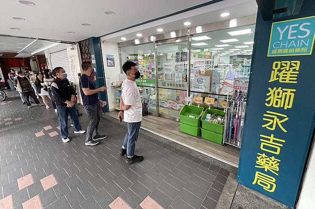 快篩試劑熱賣松山區民眾排人龍 3 圖 中央通訊社 Line Today