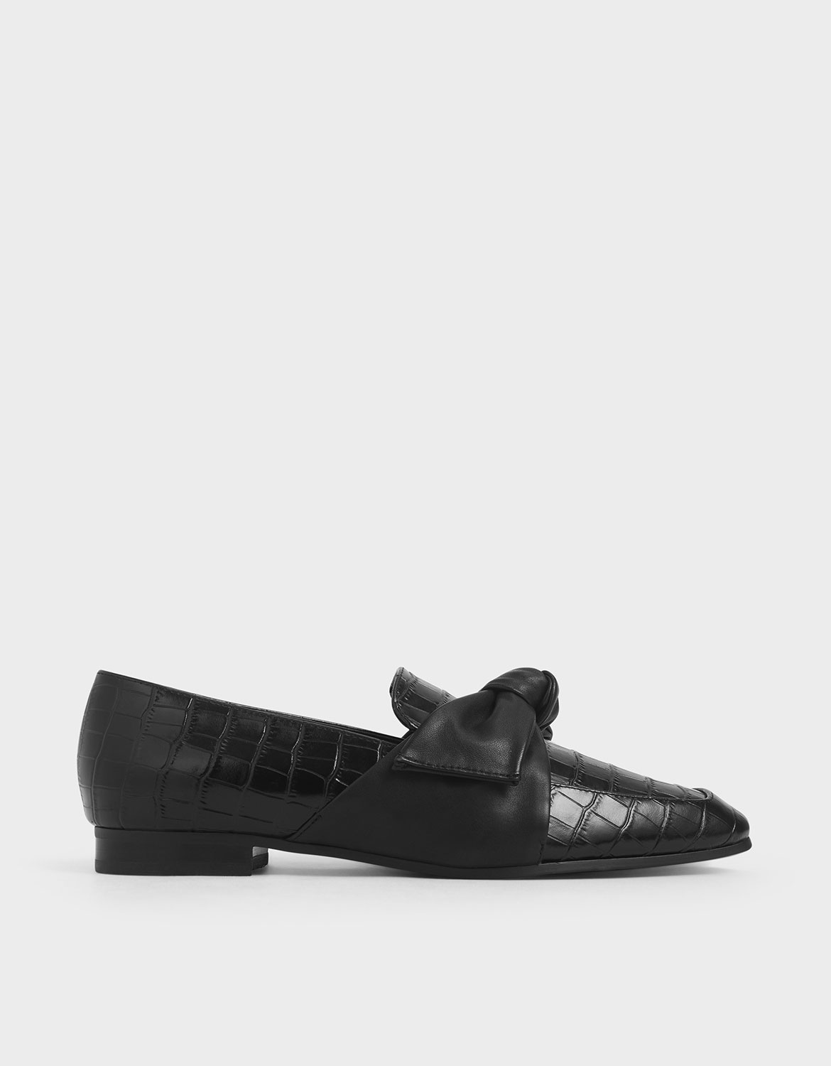 鱷魚皮紋路的精緻將造型質感襯托而出，搭配扭結裝飾，在英挺氣質中多了分甜美感。