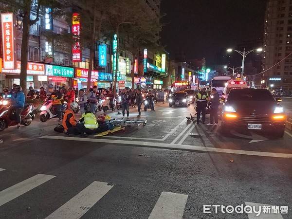 騎士撞保時捷再撞機車人車甩飛滑行 全身多處骨折送醫 Ettoday新聞雲 Line Today