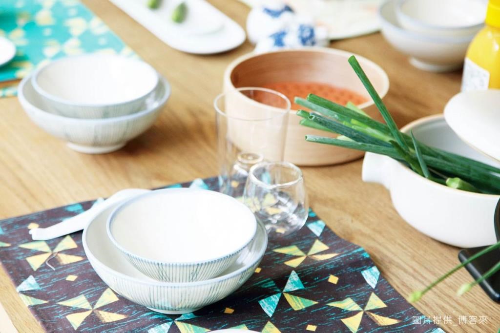 台灣手作食器有著溫潤、質樸的性質，多以陶製食器為主