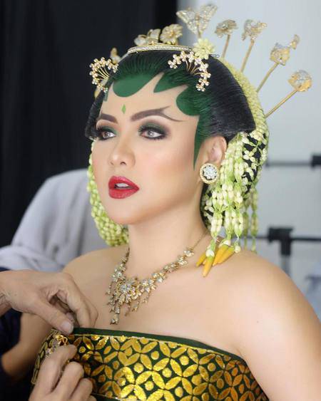 FOTO Cantiknya Vicky Shu Berbusana Pengantin  Solo  Basahan  