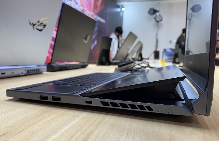 (NDA 4/2 PM15:01)Asus 推雙 4K 螢幕電競筆電！ROG Zephyrus Duo 15 以 15.6 吋加 14.1 吋登場