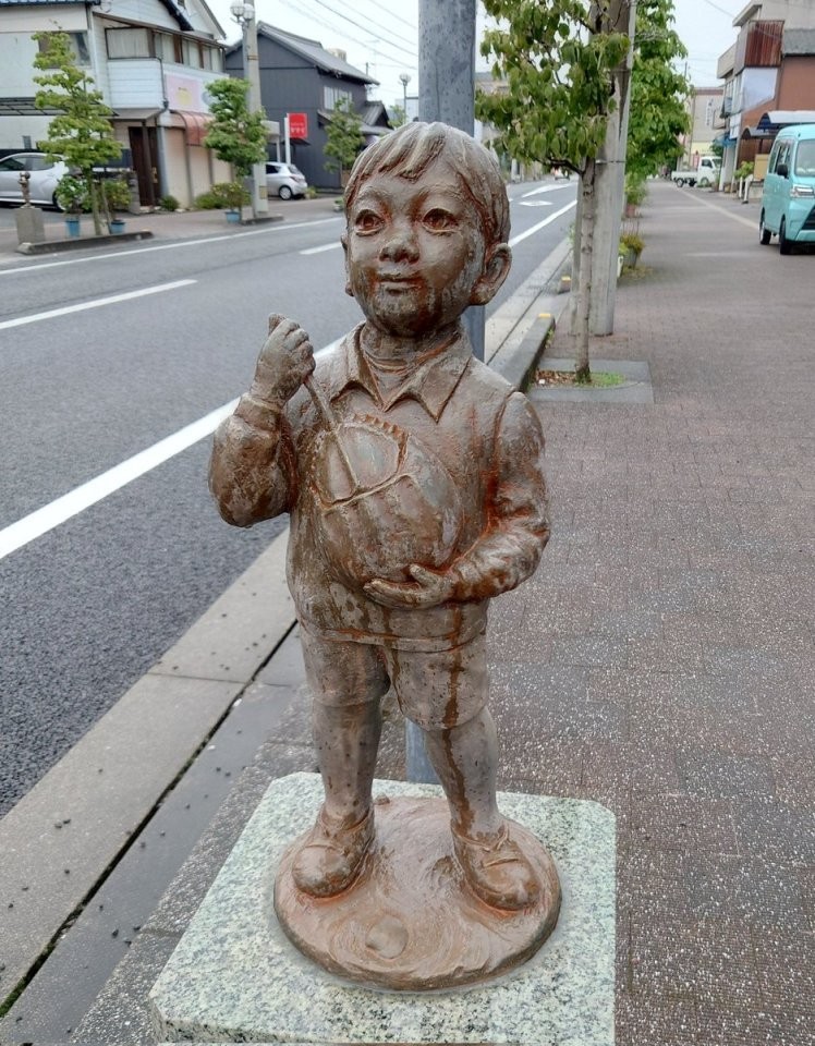 ギターを弾いているのかと思いきや 謎すぎるシチュエーションの少年