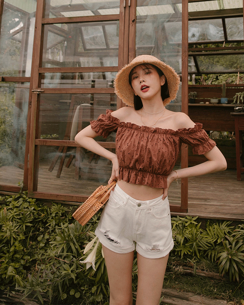 衣身有內裡、袖鏤空設計/精緻雕花面料商品長度/短版商品版型/適中商品厚薄/適中商品彈性/無*深色布料因穿著時接觸人體溫度及洗滌後有脫色及染劑移染狀況，第一次下水脫色為正常現象。*棉/麻為天然纖維的面料