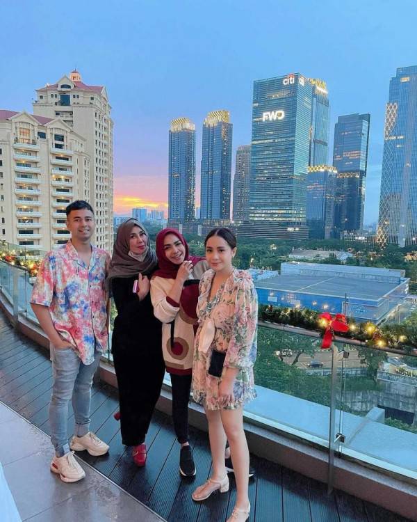 9 Artis yang Punya Mertua dari Kalangan Jetset, Keluarga Tajir!