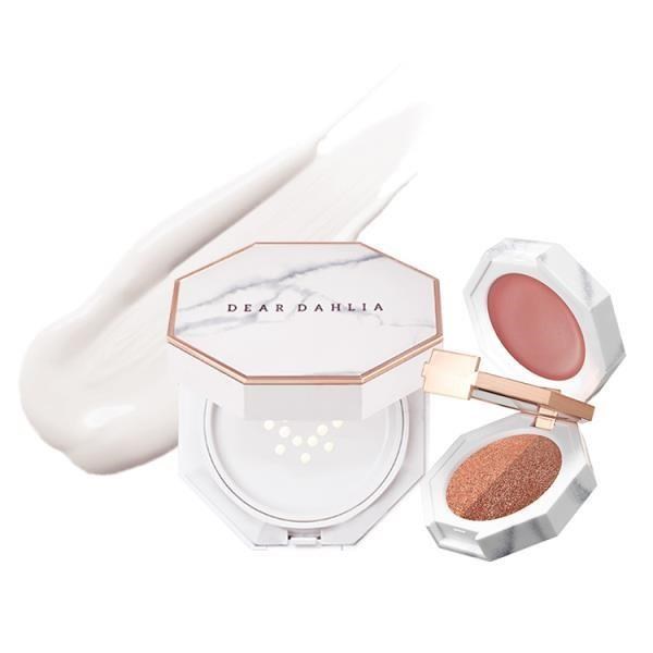 DEAR DAHLIA 在今年初推出的新品！眼影是雙層的設計，上層是單色眼影，下層則是雙色眼影顏色也是以實用大地色為主，非常百搭！有些單色的質地是霜狀的，也可以直接用來當作頰彩喔!出去玩的話帶這種眼影