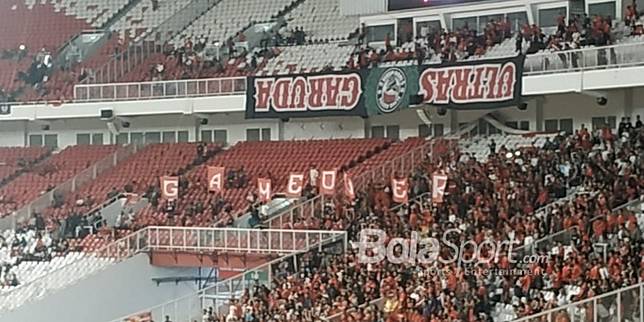 Aksi Ultras Garuda memasang spanduk terbalik dan menampilkan 'Game Over' pada laga timnas Indonesia kontra timnas Filipina, di SUGBK, Minggu (25/11/2018). 