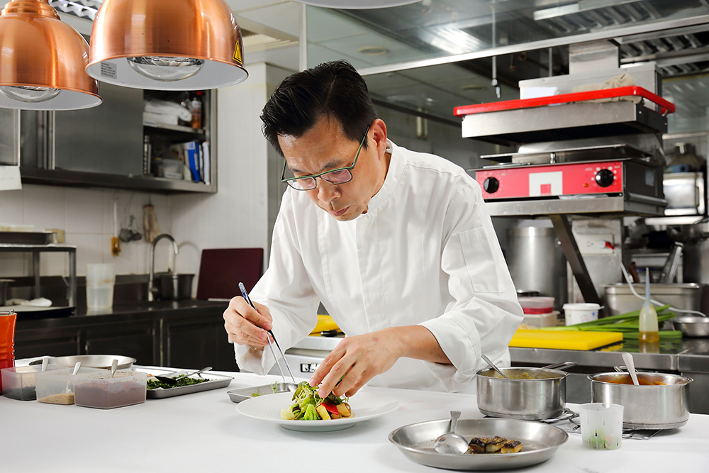 簡天才師傅挑選食材首重對土地友善的供應者，進而要求食材品質和食物運載里程。(攝影/Carter)