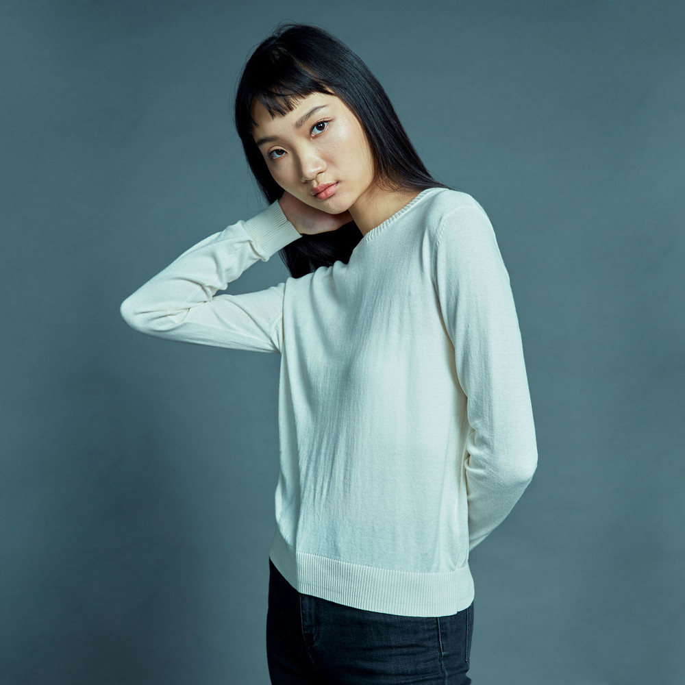 質感針織上衣是女生冬季必備保暖單品，怎麼挑才好看？百分百精梳棉，加強手感柔軟接觸肌膚不刺癢，經雙股捻紗抗起球處理，毛線全程台灣織成，不含任何動物纖維，使用細針織法更加穩固；針織毛衣是女孩秋冬衣櫃必備，