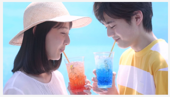 日本麥當勞推出手繪風文青男女飲料杯，卻被網友玩成令人傻眼的情色杯