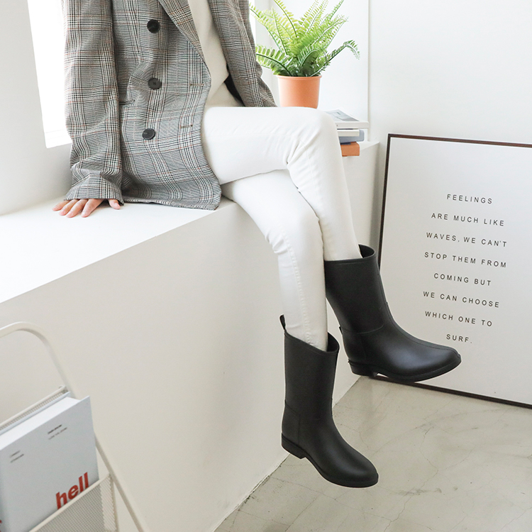 素面百搭中筒雨靴 小編實拍雨靴穿搭