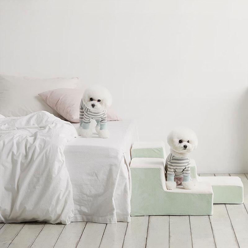 產品特色 韓國寵物品牌Woolly 獨家款 彈力海綿 保護寵物關節 毛孩專用樓梯 二層階梯 可拆洗布套 清潔超容易 產品介紹 注意事項 商品規格 產地：中國 保固：瑕疵品退換貨保證 材質：聚脂纖維、海