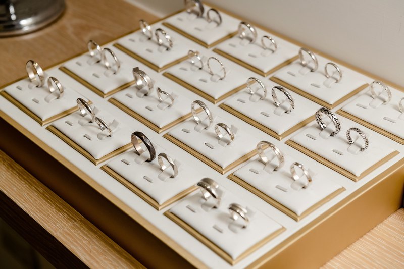 金工職人系列體驗課程 材質:999純銀/黃銅/皮革 ∞課程時間約2-4小時∞ ∞費用包含師資、場地、點心、工作服、練習材料、工具、成品一件。