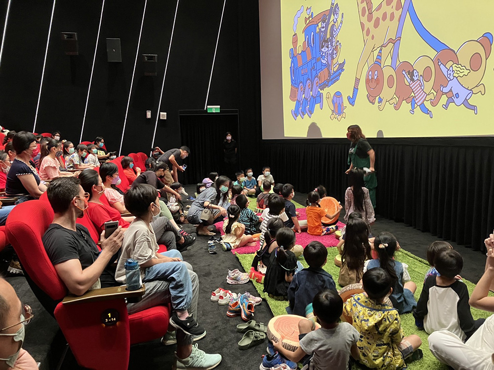 在長短腳電影院裡，不需安靜坐好，透過互動遊戲也是欣賞電影的一種方式。(圖片提供/高雄市電影館)