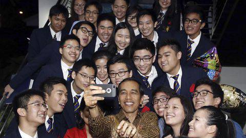 ™  Kisah Paspampres ketika Mengawal 'Selfie' Jokowi