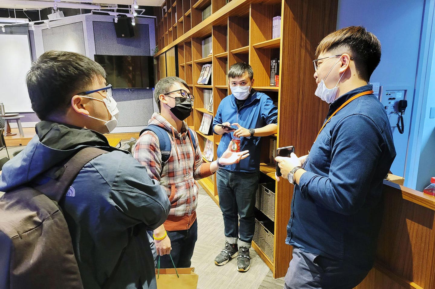 在活動結束後，也有不少學員向駭客導師 Joe 請益。