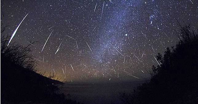 肉眼可見！雙子座流星雨大爆發　避開月亮看得更清楚