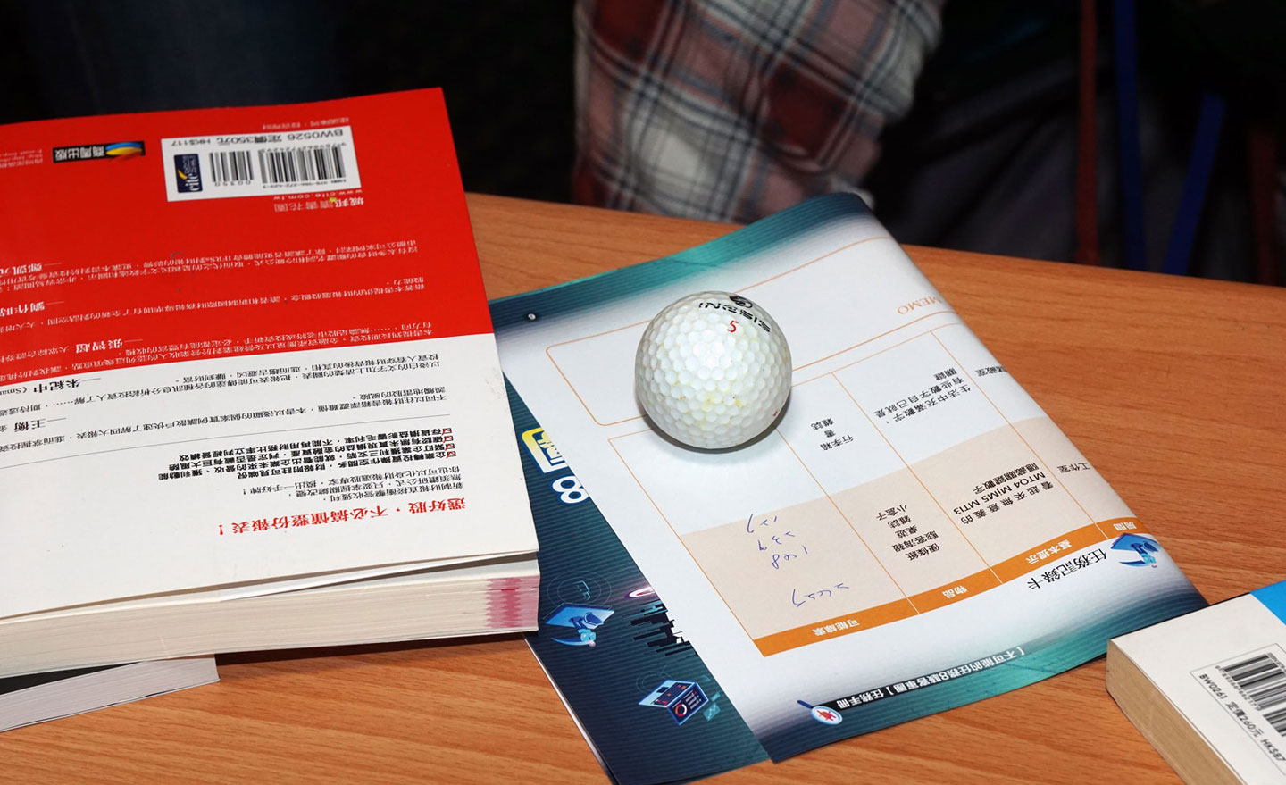 從行李箱中找到了一顆小小的高爾夫球，實在是太可疑了！看起來它一定和謎題有關！