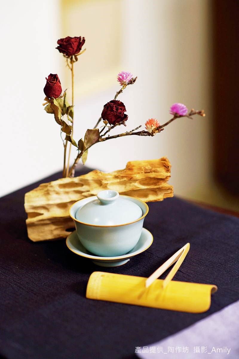 台灣手作食器有著溫潤、質樸的性質，多以陶製食器為主