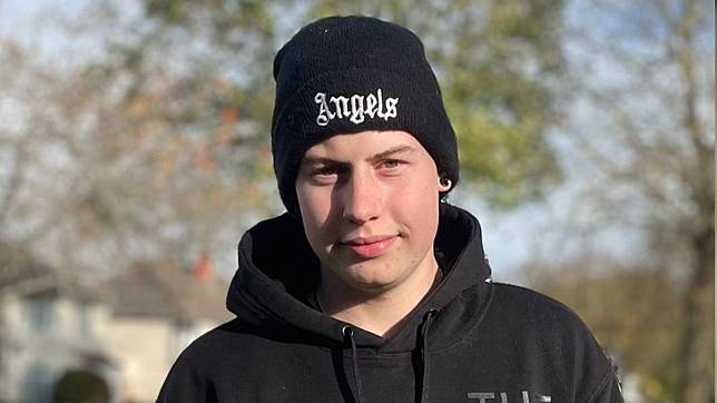 英國布里斯托爾一名20歲男子艾許力，收養了四隻狗與四隻貓。（圖／翻攝自鏡報）