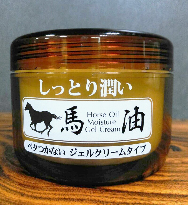 商品名稱：高保濕玻尿酸馬油護膚霜 容量：220g 產地：日本 全身肌膚都可使用 迅速吸收到肌膚角質層，恢復肌膚的彈性與光澤。 產品說明： 因藥妝管制規定，賣場說明不能刊登任何有關商品成分、用途、用法等