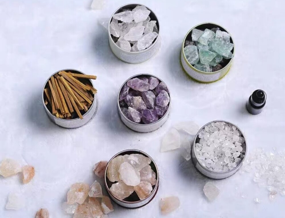 天然、無毒、安全 鐵罐（外罐）、水晶因廠商配送，顏色不一定和圖片相同，水晶為天然的，多少也會因拍照色差、手機、電腦螢幕亮度而有些許不同喔！ 規格：直徑7.5*高4.5 容量：10ML 保存方式：陰涼通