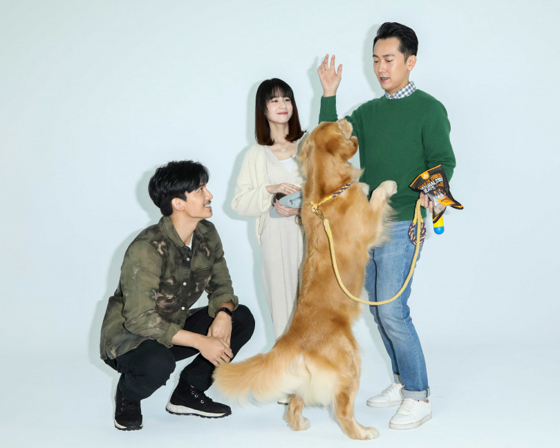 施名帥、連俞涵、王家梁拍攝視覺照，與動物演員互動有趣。