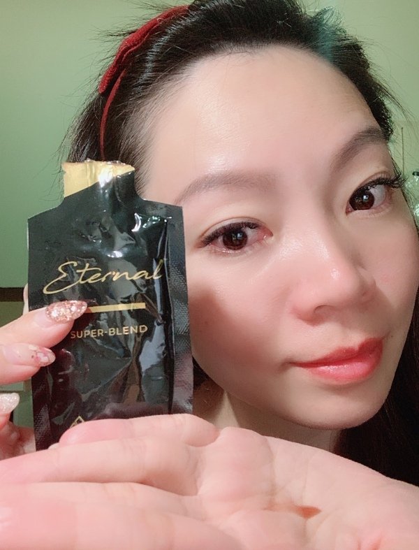 倪倪愛健康－（膠原蛋白飲推薦）歐美明星網紅名媛維持體態全方位肌膚Q彈、美白、光澤三合一的新寵兒-VASAYO維善優 優恆青春飲 Eternal 開箱直擊分享