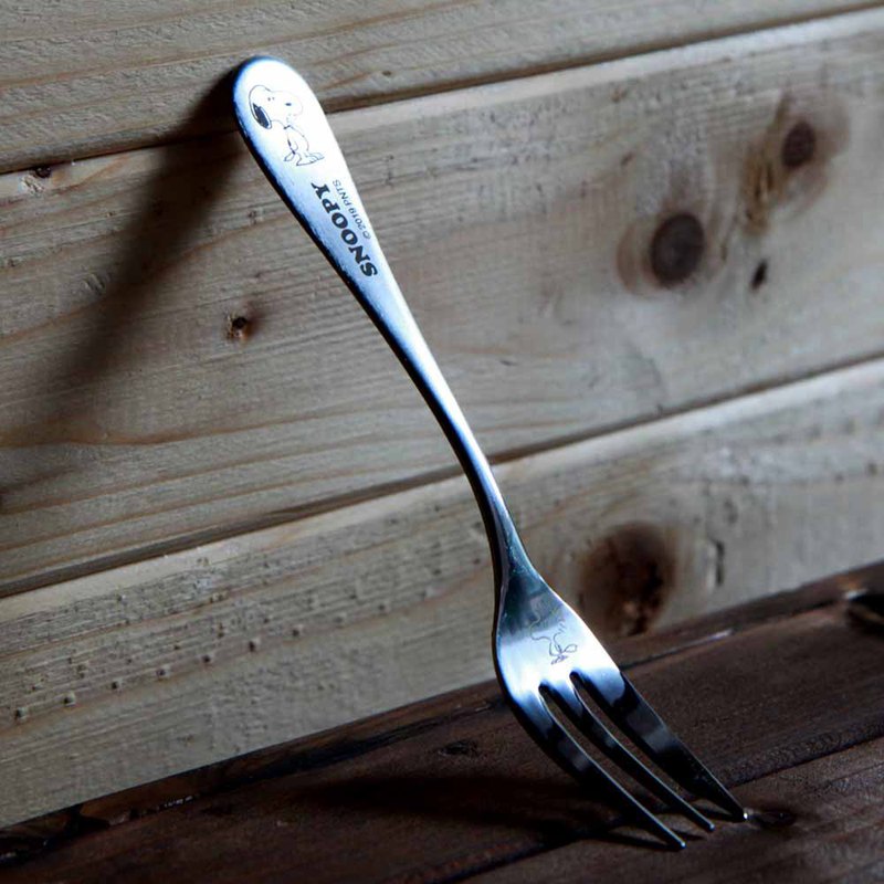 【經典】Classic 1950年代起就非常受歡迎的小獵狗史努比，每天在他可愛的紅色屋頂小房子上幻想自己變成各種有趣化身，陶醉在他的自我世界裡。此款不銹鋼湯叉圖案簡單又大方，看到可愛的史努比主角們馬上