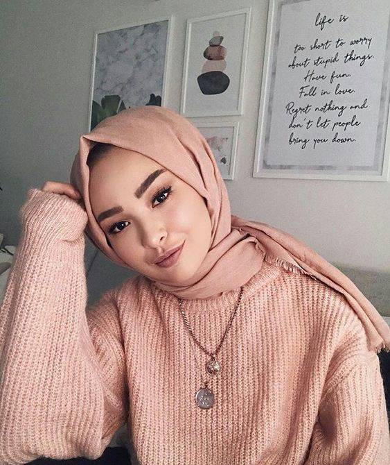 Warna sweater yang cocok untuk kulit sawo matang