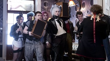 龐克魯蛇愛上正妹外星人！跟著奇幻喜劇片《派對撩妹守則》來趟充滿龐克樂的愛情故事