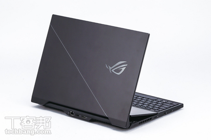 雖然說機身外觀看不見明顯的 RGB 燈光效果，但低調也是一種玩家風格，觸摸質感也處理得很不錯。