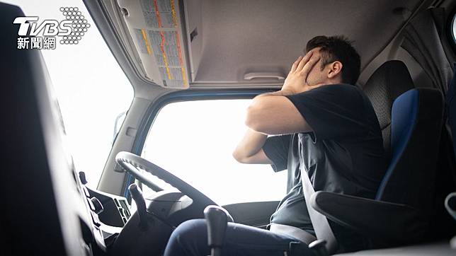 日卡車司機「顧著跟同事聊天」 撞死過馬路小1男童 Tvbs Line Today