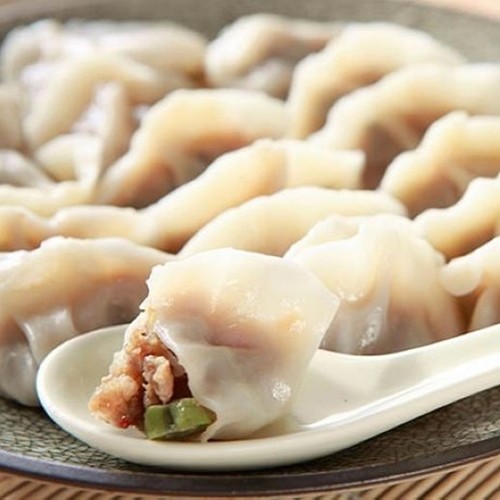 吃膩了傳統的水餃嗎？來點不一樣的異國風味吧！經典泰式風味水餃任選，傳統水餃皮衣+正宗泰式餡料=無懈可擊的頂級滋味！平價的美味、創新的口味、飽滿的滋味，正宗泰式風味！一吃就上癮，保證讓你忘不了！獨特異國