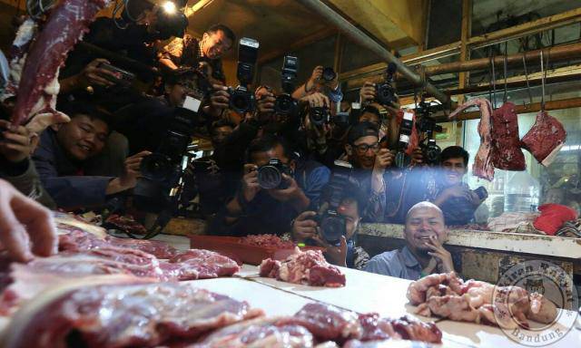 Memantau harga daging/RIDWAN KAMIL PARA wartawan foto sedang meliput kunjungan Menteri Perdagangan Enggartiasto Lukito dan Wali Kota Bandung Ridwan Kamil di Pasar Kosambi, Jumat, 5 Mei 2017. Salah seorang wartawan Ade Bayu Indra (paling kanan bawah) tidak ikut memotret karena kameranya direbut Ridwan Kamil.*