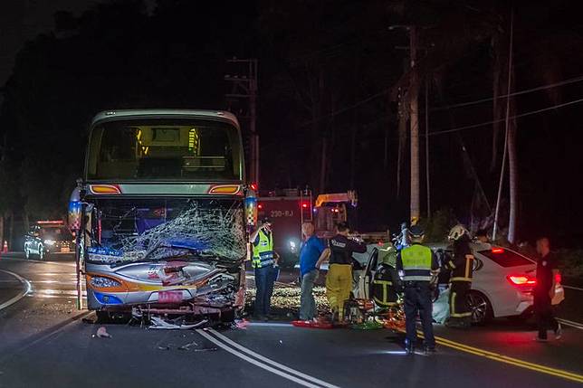 台3線轎車與對向遊覽車擦撞車禍1死4傷 中央通訊社 Line Today