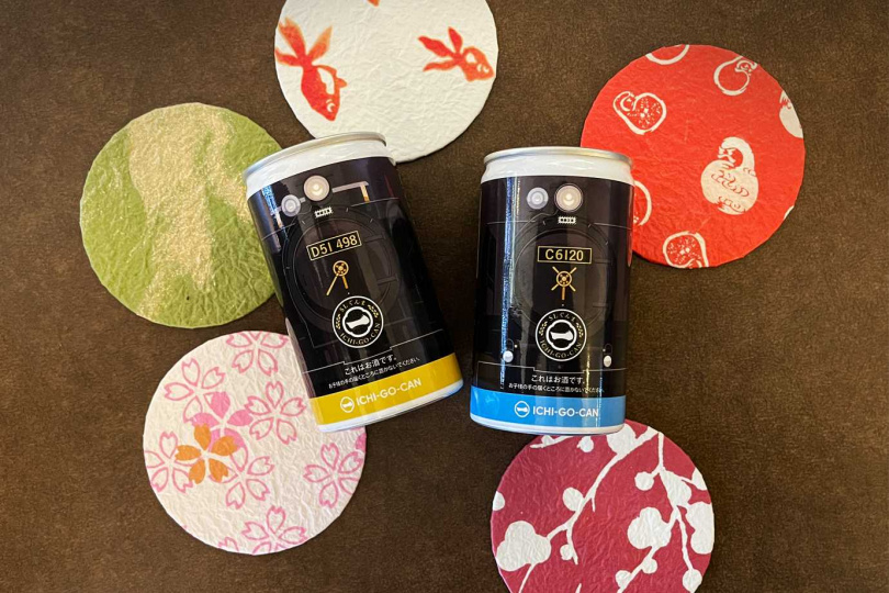 JR東日本大飯店台北推出二週年慶住房專案贈送來自日本的「鐵道聯名清酒」及「日本和紙杯墊」。