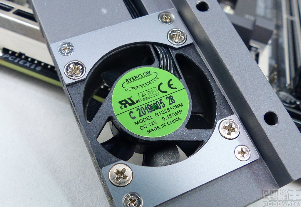 ▲ 30mm 風扇為 Everflow R123510BM，雙滾珠軸承設計增加耐用性，最高轉速為 7500RPM，預設值由晶片組溫度控制轉速。