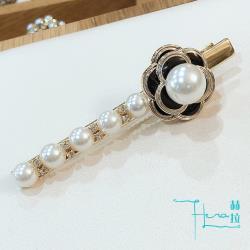 ◎精緻珍珠髮夾|◎作工精細，質量可靠。|◎清新亮麗 造型乾淨品牌:Hera赫拉品牌定位:流行品牌款式:髮夾材質:合金、珍珠約7.8cm顏色:白色系,黑色系流行元素:雕花,荷葉,全素面商品配件:品牌卡、