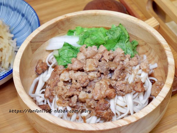 【汐止美食】鄉下人-豬血湯肉燥麵 #古早味 #豬血湯 #燙青菜 #香辣麵 路邊攤價格，冷氣開放文青風店面 (11).JPG